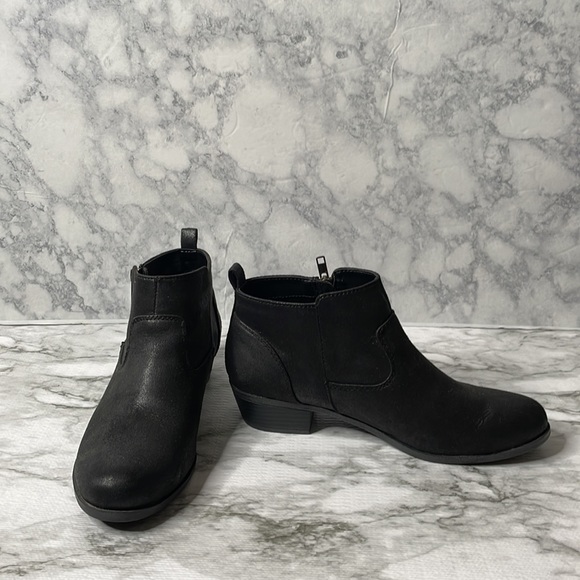 Austin trading Co., black booties. - Picture 4 of 13